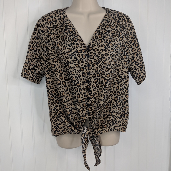 Beachlunchlounge Kada Leopard Print Tie Front Top - Picture 3 of 8